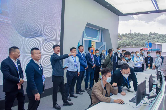 張治民董事長為東升實業(yè)導(dǎo)介紹公司EPCO業(yè)務(wù)模塊 張治民董事長為東升實業(yè)導(dǎo)介紹公司EPCO業(yè)務(wù)模塊