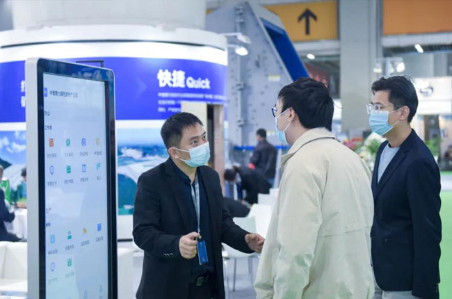 認(rèn)真講解公司各項業(yè)務(wù)