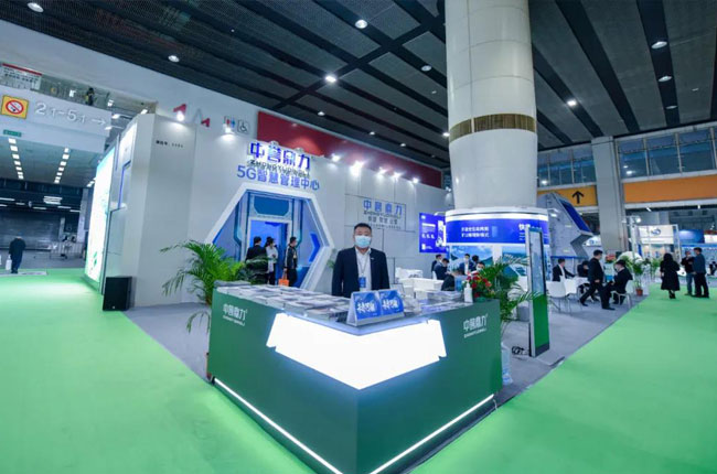 認(rèn)真講解公司各項業(yè)務(wù)