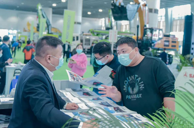 認(rèn)真講解公司各項業(yè)務(wù)