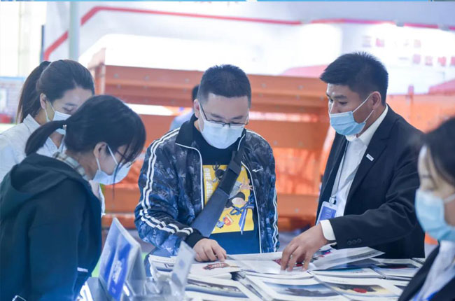 認(rèn)真講解公司各項業(yè)務(wù)