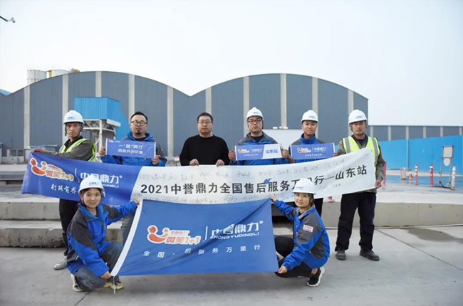 藍(lán)天衛(wèi)士環(huán)保材料負(fù)責(zé)人與中譽(yù)鼎力售后團(tuán)隊合影留念