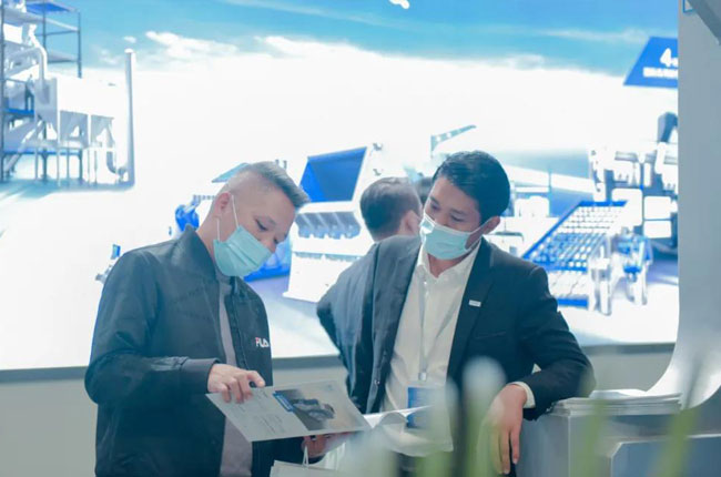 認(rèn)真講解公司各項業(yè)務(wù)