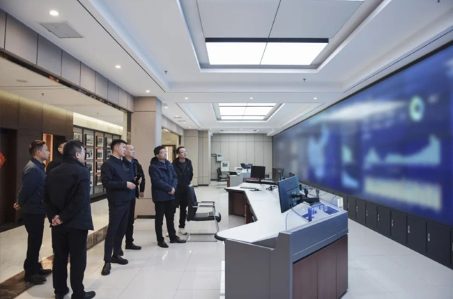 參觀中譽(yù)鼎力綠色建材工業(yè)互聯(lián)網(wǎng)大數(shù)據(jù)中心