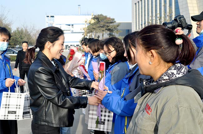 智能裝備人資總監(jiān)劉玲為大家發(fā)放福利