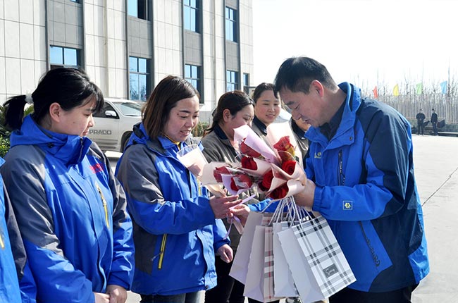 中譽(yù)鼎力黨建指導(dǎo)員王士存為大家發(fā)放福利