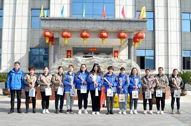 中譽(yù)鼎力黨建指導(dǎo)員王士存為大家發(fā)放福利