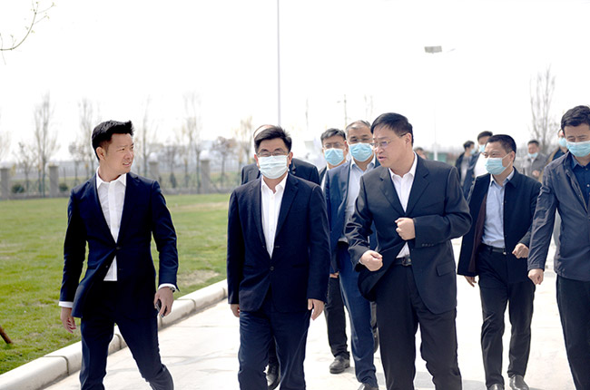 衛(wèi)輝市委書記聶長(zhǎng)明蒞臨遠(yuǎn)大新材項(xiàng)目視察指導(dǎo)