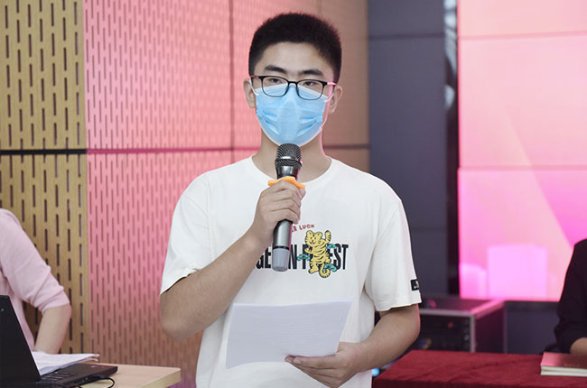 受助學(xué)生代表發(fā)言.jpg 受助學(xué)生代表發(fā)言.jpg