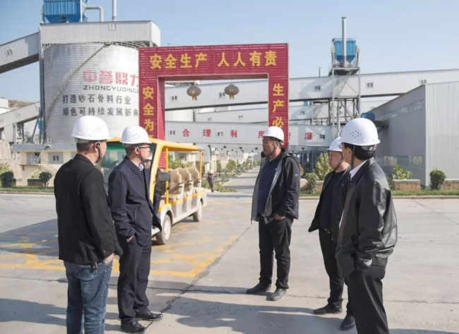 �F���~�ʭh(hu��n)���־��L(zh��ng)������һ���W�R���u(y��)���������{(di��o)��