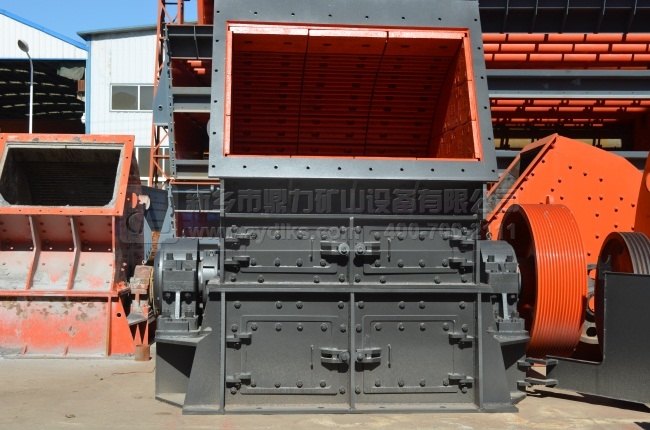 新鄉(xiāng)鼎力錘式破碎機(jī)