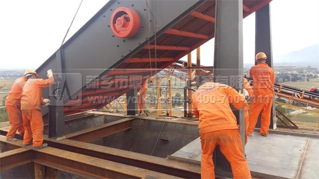 團(tuán)隊(duì)安裝破碎生產(chǎn)線設(shè)備