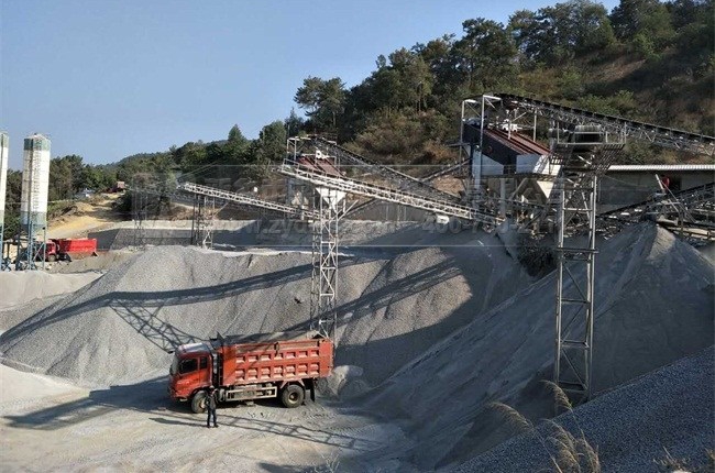 公路石料裝車現(xiàn)場