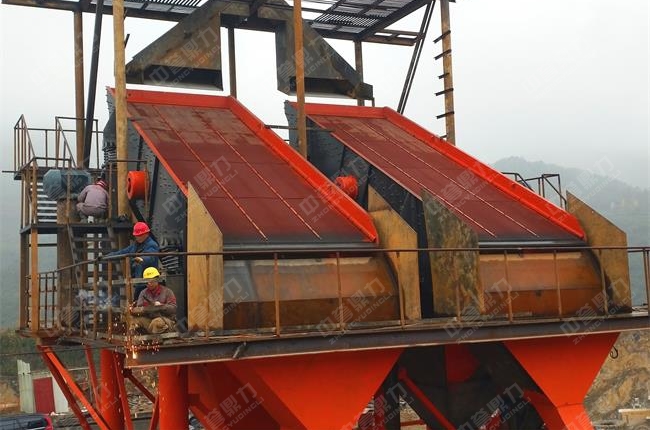 技術(shù)工人正在安裝振動(dòng)篩