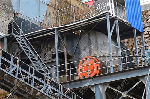 小型破碎機(jī)處理物料現(xiàn)場(chǎng)