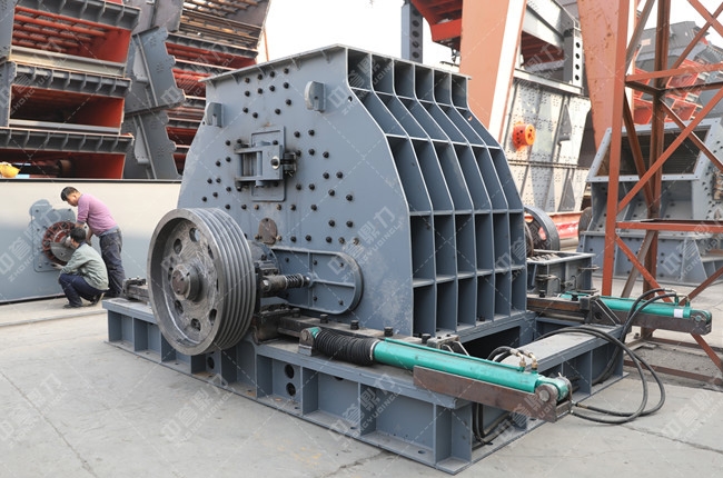 破碎大塊石頭的機器