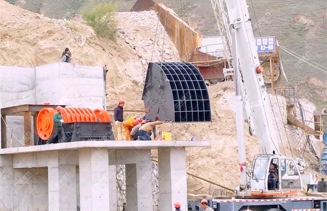 石渣機(jī)的吊裝現(xiàn)場