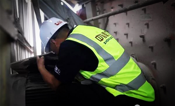 售后服務(wù)人員正在檢查設(shè)備