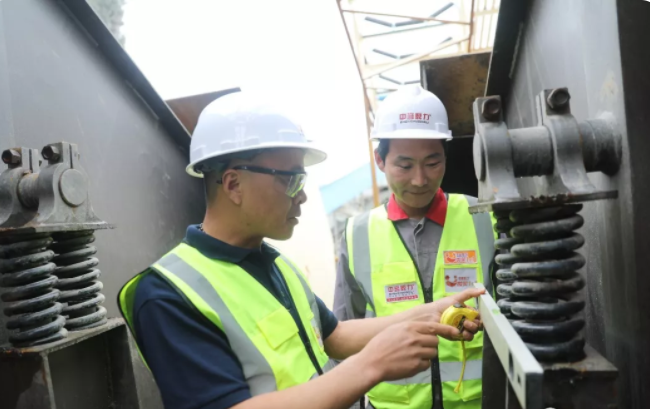 技術人員對設備的維護現場