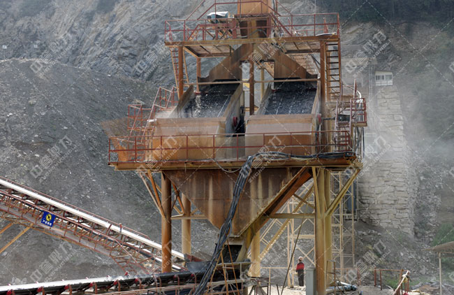 振動篩篩分現(xiàn)場