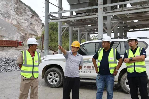 走訪團隊與獨石山采石場總經(jīng)理唐貴祥現(xiàn)場交流