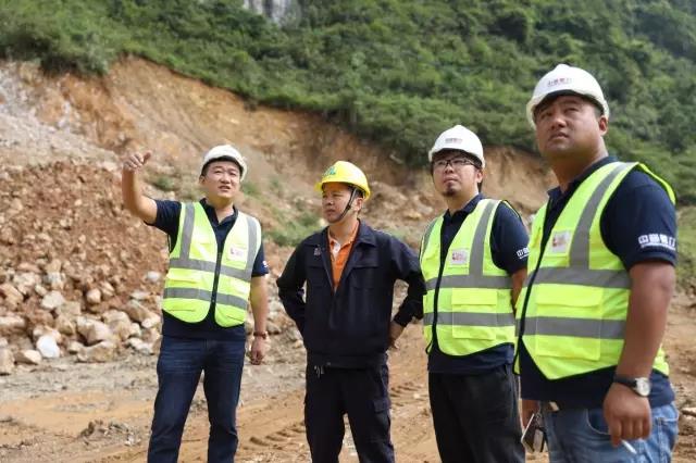 售后服務(wù)團(tuán)隊(duì)與崎源石料加工廠羅總(左二)溝通