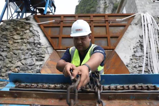 售后服務(wù)團(tuán)隊(duì)現(xiàn)場對(duì)設(shè)備進(jìn)行檢測(cè)