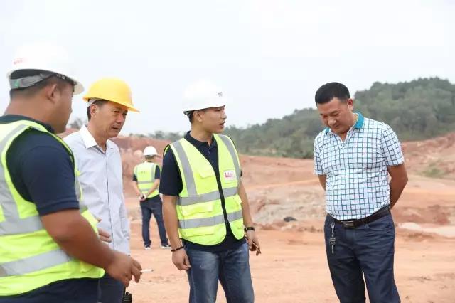 售后服務(wù)團(tuán)隊與足療嶺采石場江總現(xiàn)場溝通