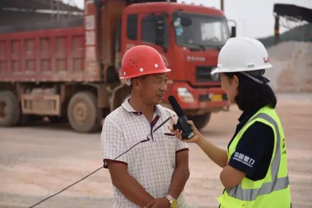 售后服務(wù)團(tuán)隊(duì)對(duì)老虎嶺采石場(chǎng)負(fù)責(zé)人翁總進(jìn)行采訪