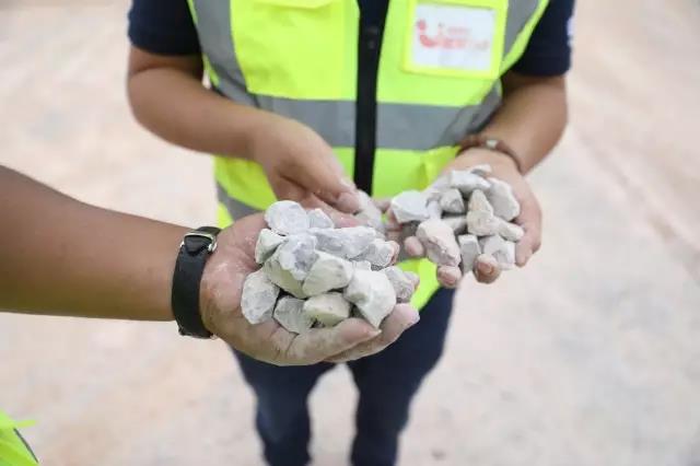 售后服務(wù)團(tuán)隊(duì)現(xiàn)場(chǎng)查看石料品質(zhì)