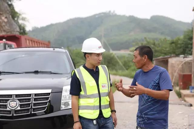 廣西服務(wù)銷售經(jīng)理張海波與華日礦業(yè)采石場(chǎng)王總溝通