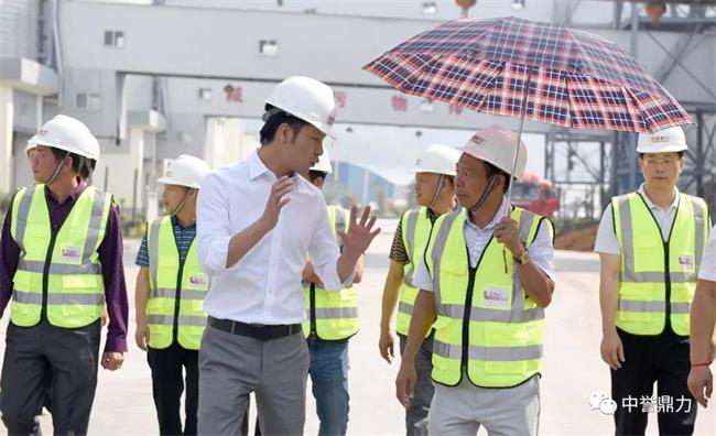 陪同東升集團(tuán)董事長參觀砂石生產(chǎn)線