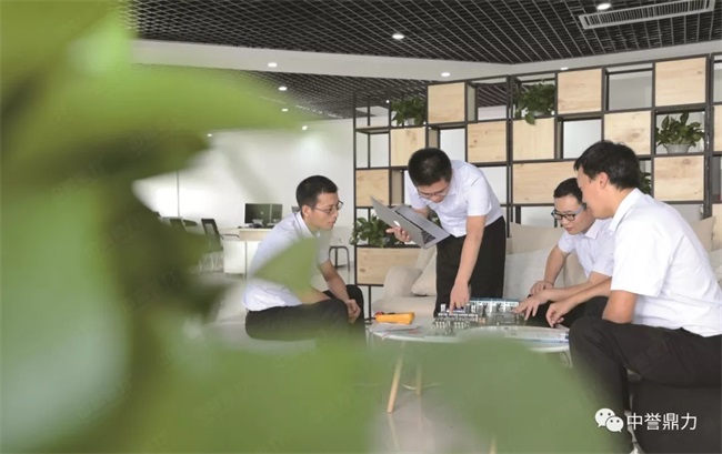 研發(fā)部工程師討論產品應用