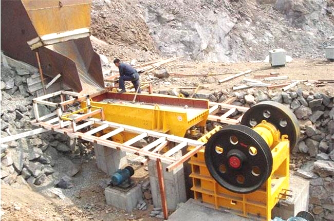 顎式破碎機(jī)直接配置在喂料機(jī)之后