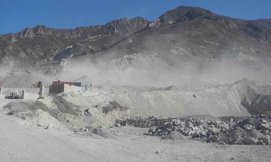 配圖:揚塵嚴(yán)重的礦山開采現(xiàn)場