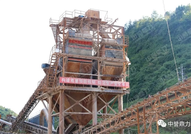 生產(chǎn)線(xiàn)上的振動(dòng)篩并篩