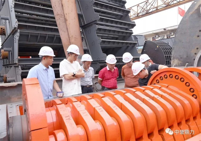 參觀鼎力廠區(qū)及設備