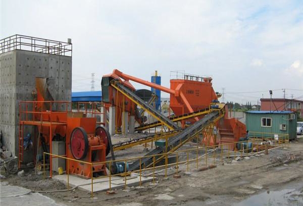 顎式破碎機加工石頭現(xiàn)場