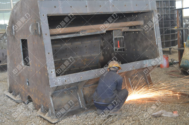 工人焊接重錘破現(xiàn)場