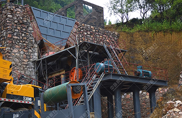 破碎機(jī)喂料現(xiàn)場