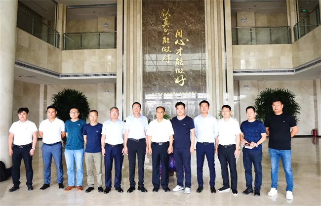 考察團(tuán)合影留念