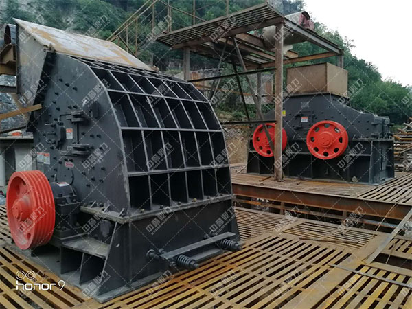 日產(chǎn)1萬(wàn)噸的破碎機(jī)