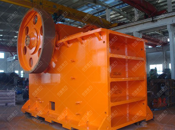 日產(chǎn)1萬(wàn)噸的顎式破碎機(jī)