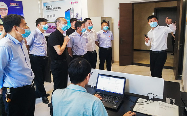 湖北省赤壁市導(dǎo)參觀中譽鼎力礦山管理云數(shù)據(jù)