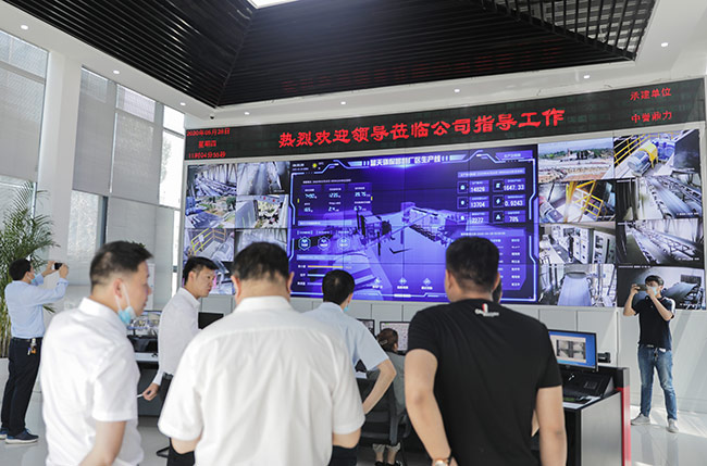 湖北省赤壁市導(dǎo)考察藍天環(huán)保智慧廠區(qū)中控室