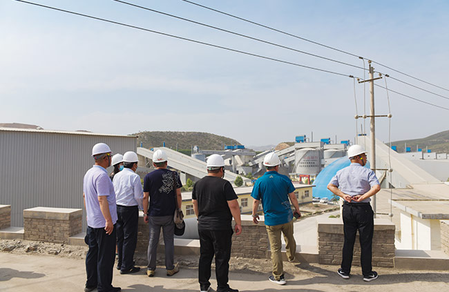 參觀環(huán)保智能生產(chǎn)線各環(huán)節(jié)