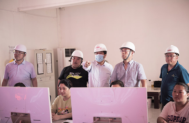 參觀生產(chǎn)線中控室