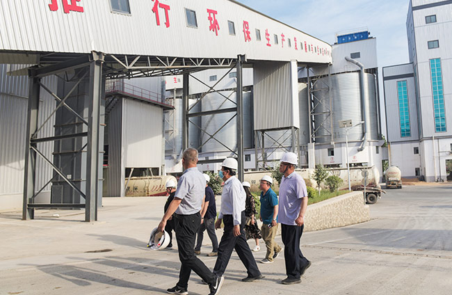 參觀藍(lán)天環(huán)保材料有限公司四位一體建材項(xiàng)目