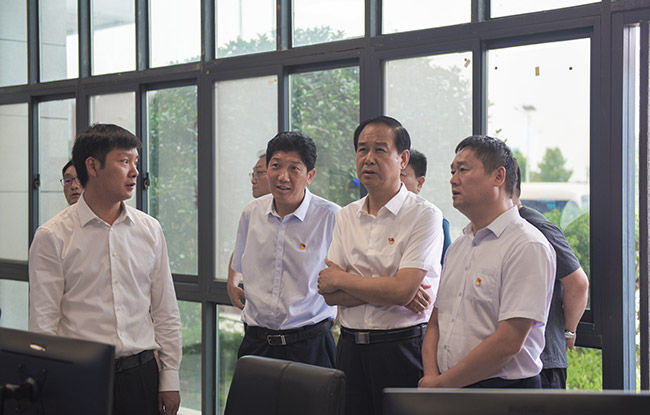 滎陽市導(dǎo)一行實地參觀中譽鼎力礦山管理云數(shù)據(jù)