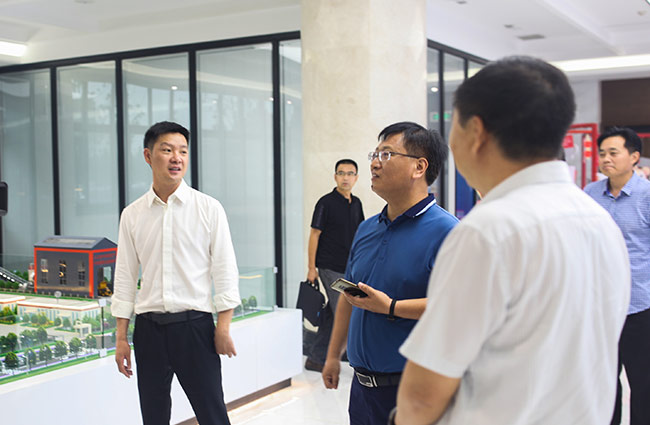 張治民董事長介紹多位一體循環(huán)建材產(chǎn)業(yè)園項(xiàng)目建設(shè)理念